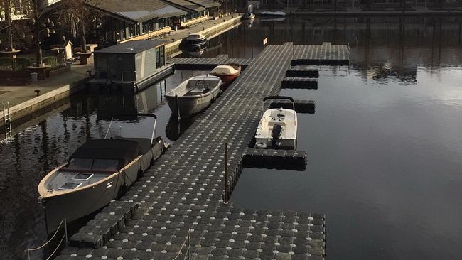 Pontons als aanmeersteiger voor bootshow