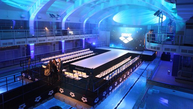 Pontons in zwembad als catwalk