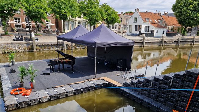 Drijvend podium op gehuurde pontons