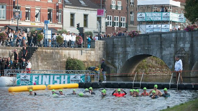 Pontons fungeren als start/finish bij City Swim