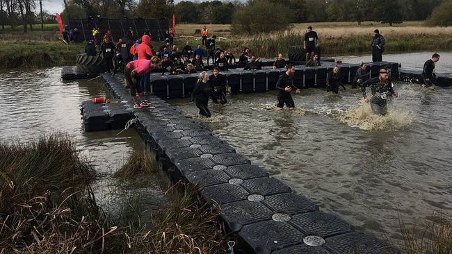 Pontons als obstakel tijdens Ironman parcours