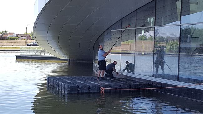Glasbewassing voor gebouwen aan het water