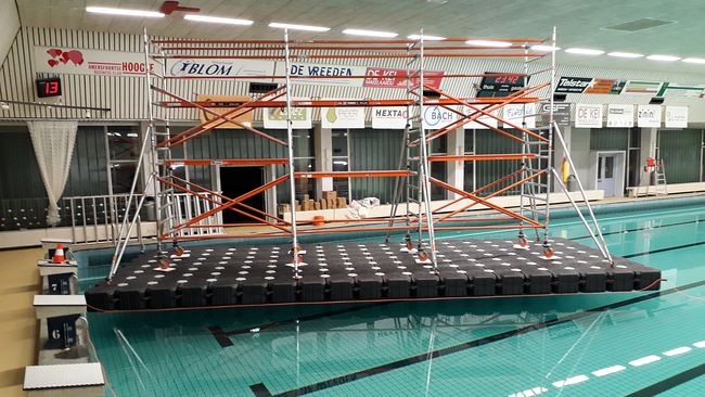 Huur pontons voor zwembad onderhoud