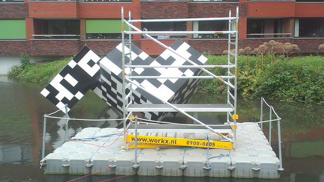 Pontons voor reinigen van kunstwerk