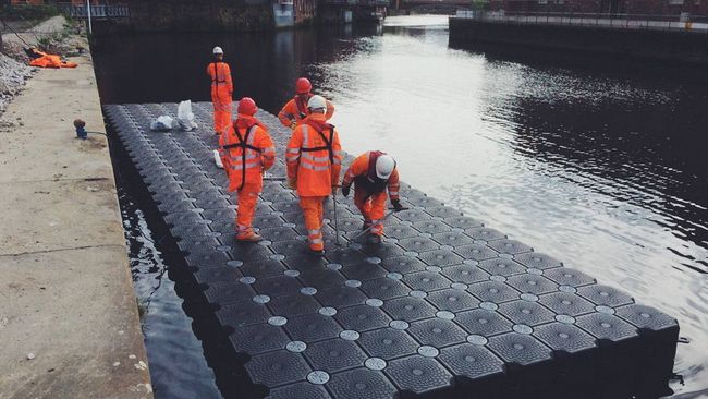 Ruim werkponton voor herstellen kademuur