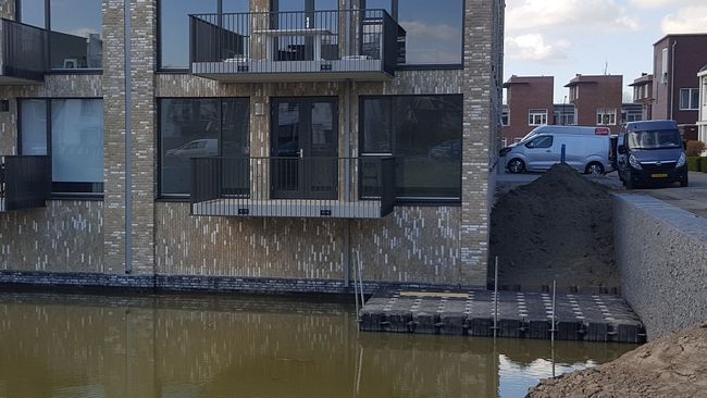 Huur ponton voor voegwerk langs de waterlijn